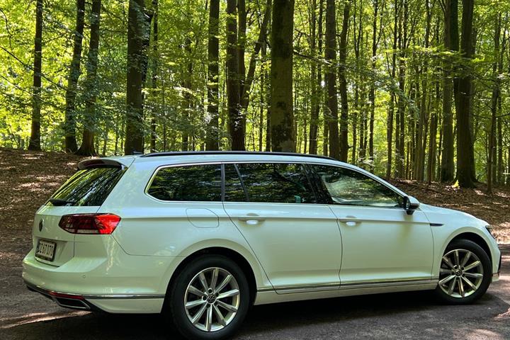 Hvid VW Passat fra 2021