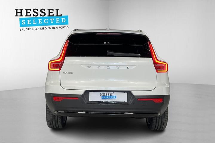 Hvid Volvo EX40 fra 2025