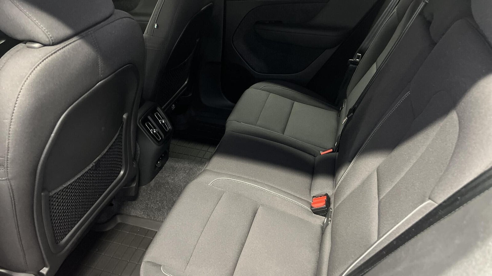 Hvid Volvo EX40 fra 2025