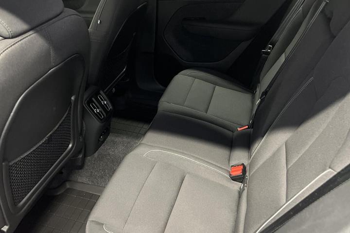 Hvid Volvo EX40 fra 2025