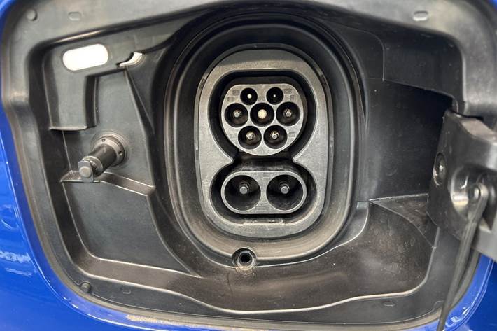 Blå Skoda Enyaq fra 2023
