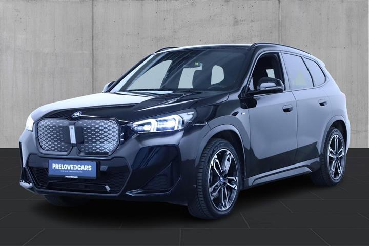 Sort BMW iX1 fra 2024 set udefra