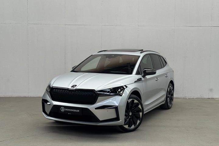 Sølv Skoda Enyaq fra 2023 set udefra