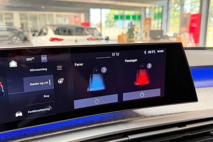 Blå Peugeot e-5008 fra 2025