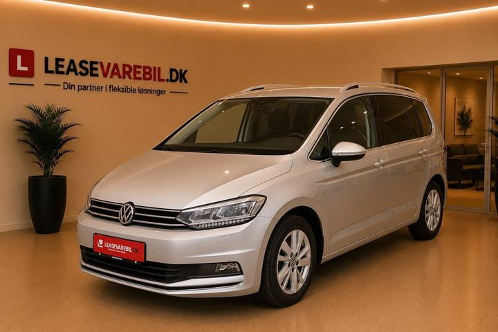 Sølv VW Touran fra 2022 set udefra