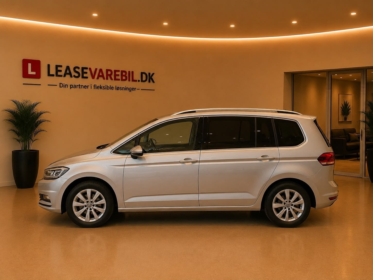 Sølv VW Touran fra 2022