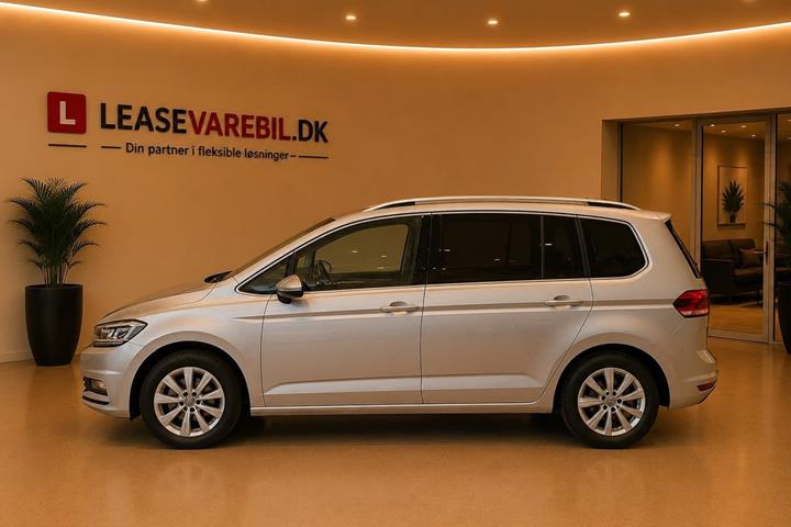 Sølv VW Touran fra 2022