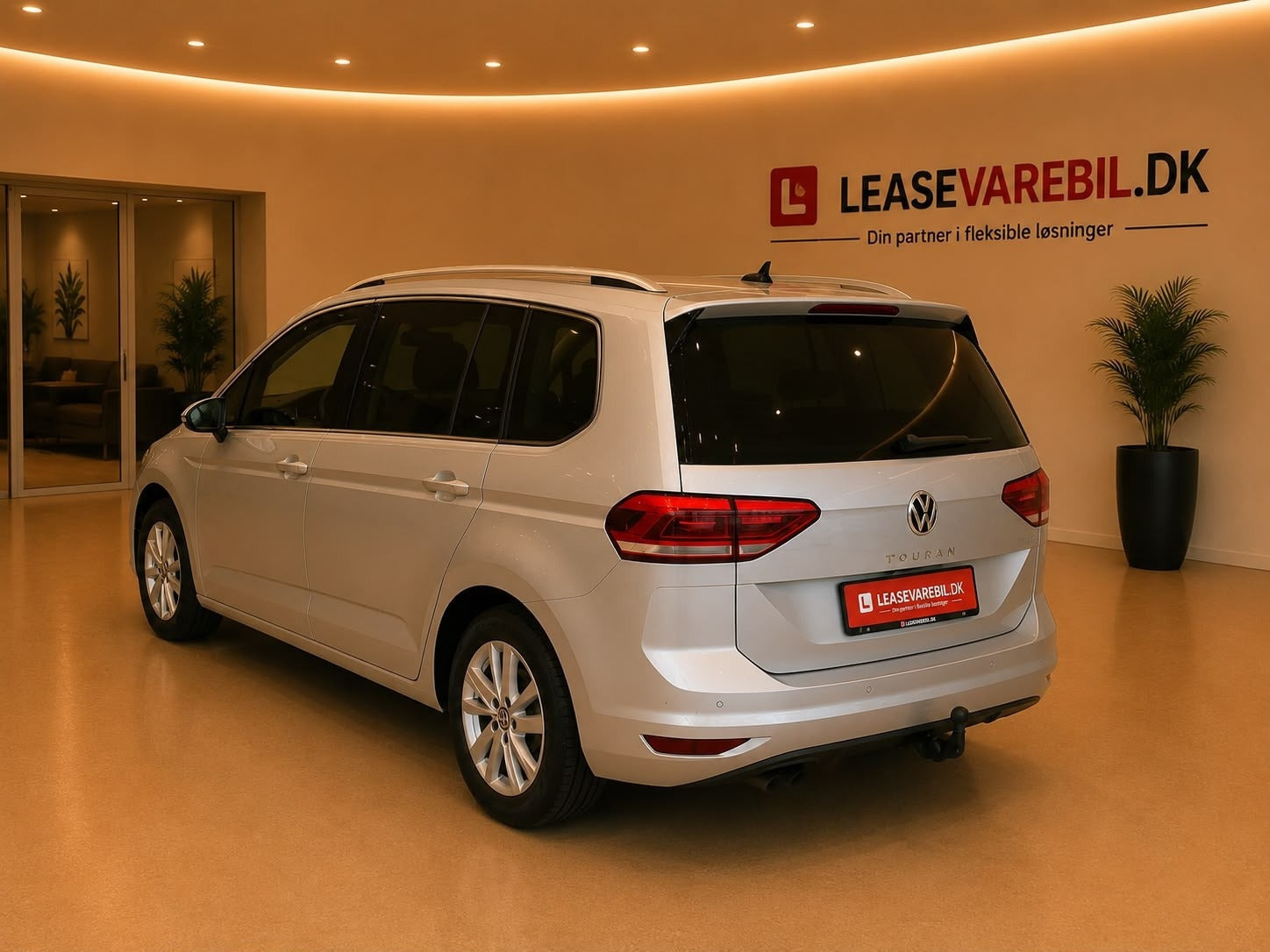 Sølv VW Touran fra 2022