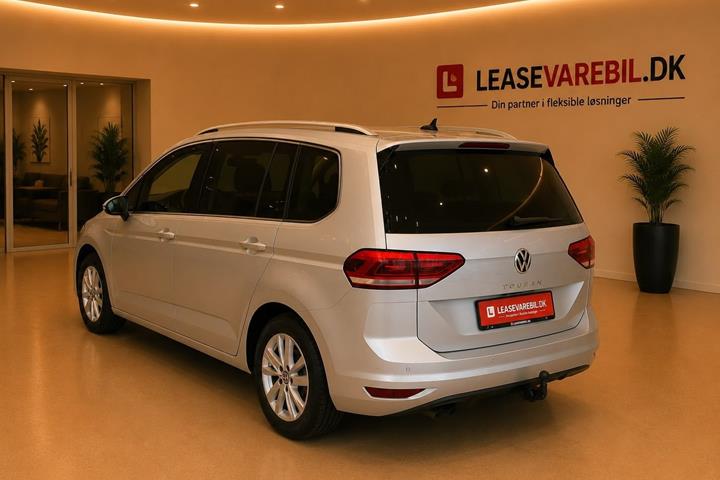 Sølv VW Touran fra 2022