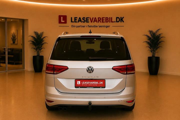 Sølv VW Touran fra 2022
