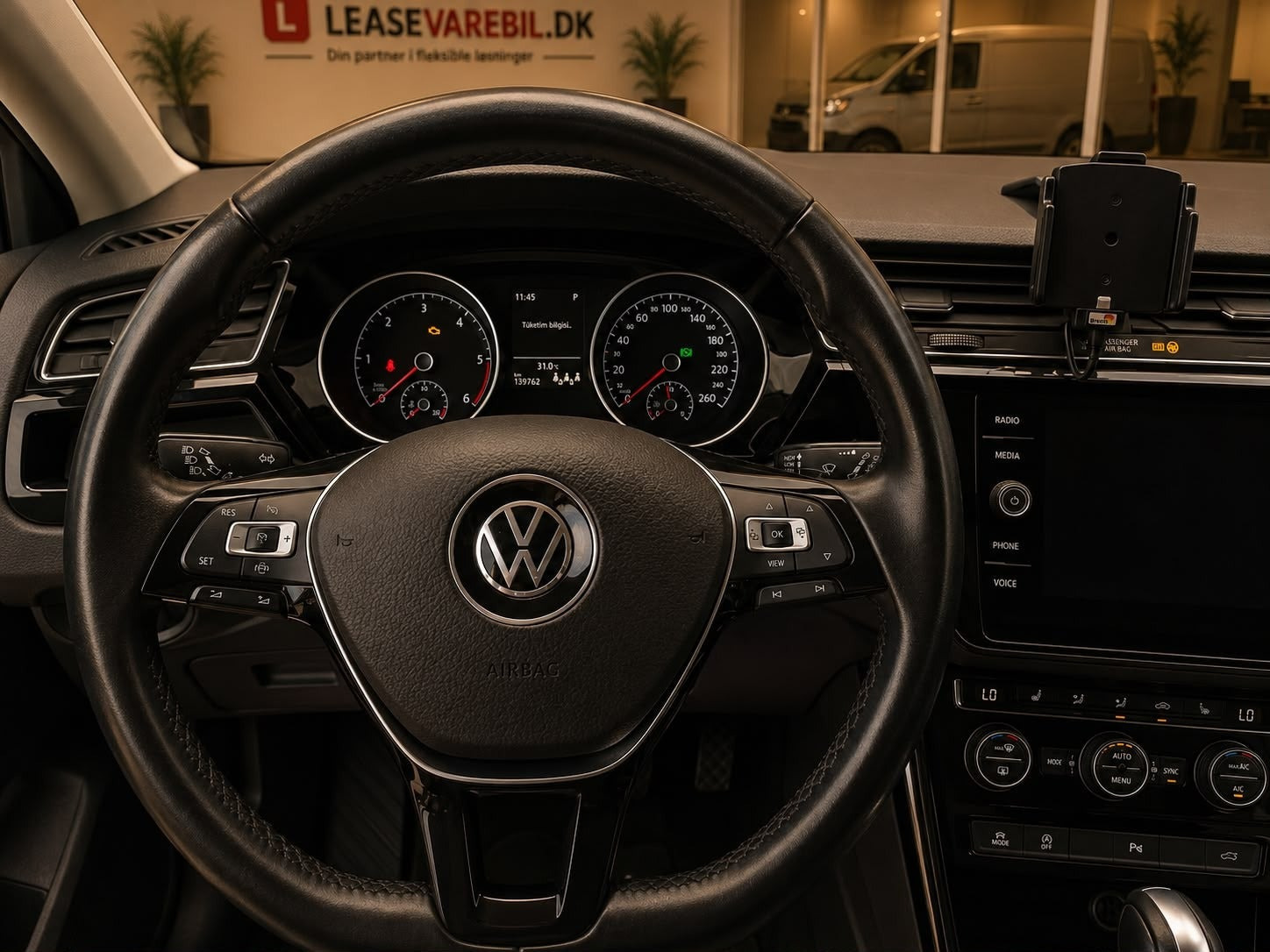 Sølv VW Touran fra 2022