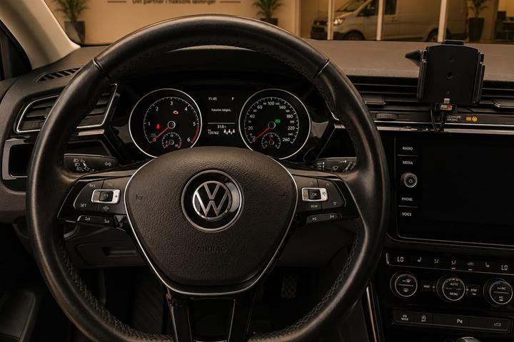 Sølv VW Touran fra 2022