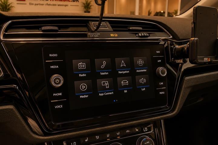 Sølv VW Touran fra 2022