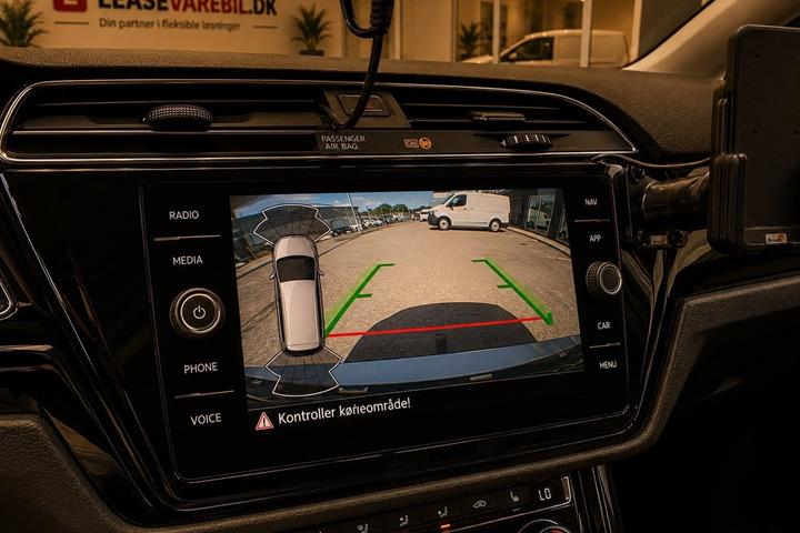 Sølv VW Touran fra 2022