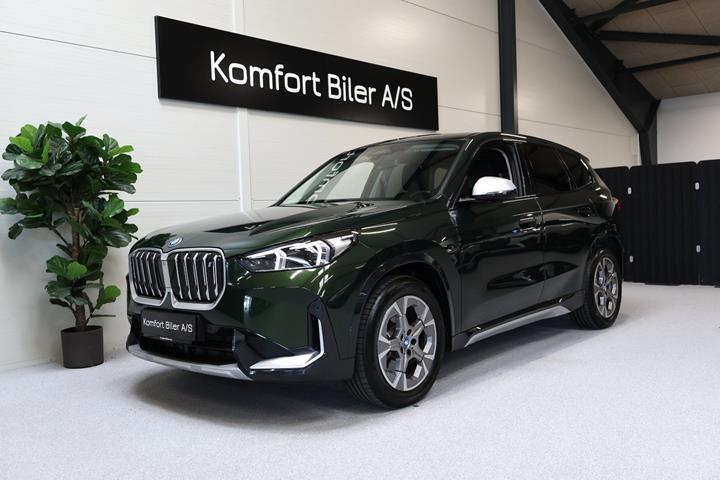 Grøn BMW iX1 fra 2023 set udefra