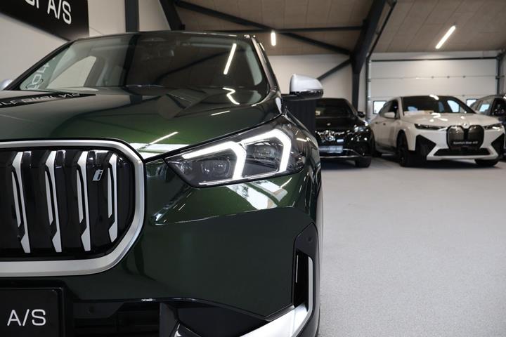 Grøn BMW iX1 fra 2023