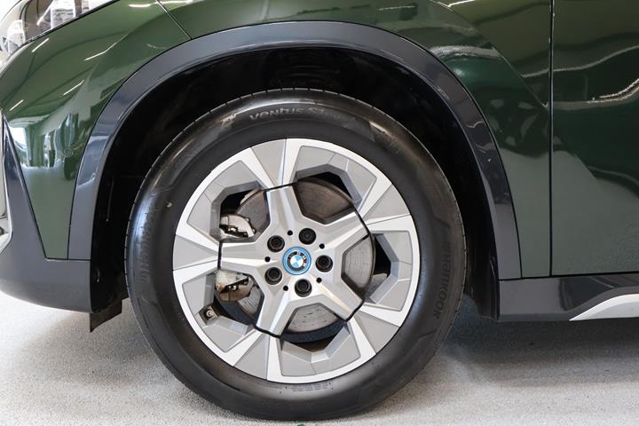 Grøn BMW iX1 fra 2023