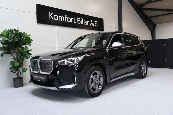 Sort BMW iX1 fra 2024 set udefra