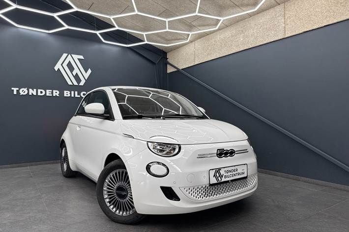 Hvid Fiat 500e fra 2023
