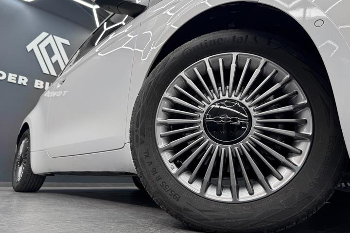 Hvid Fiat 500e fra 2023
