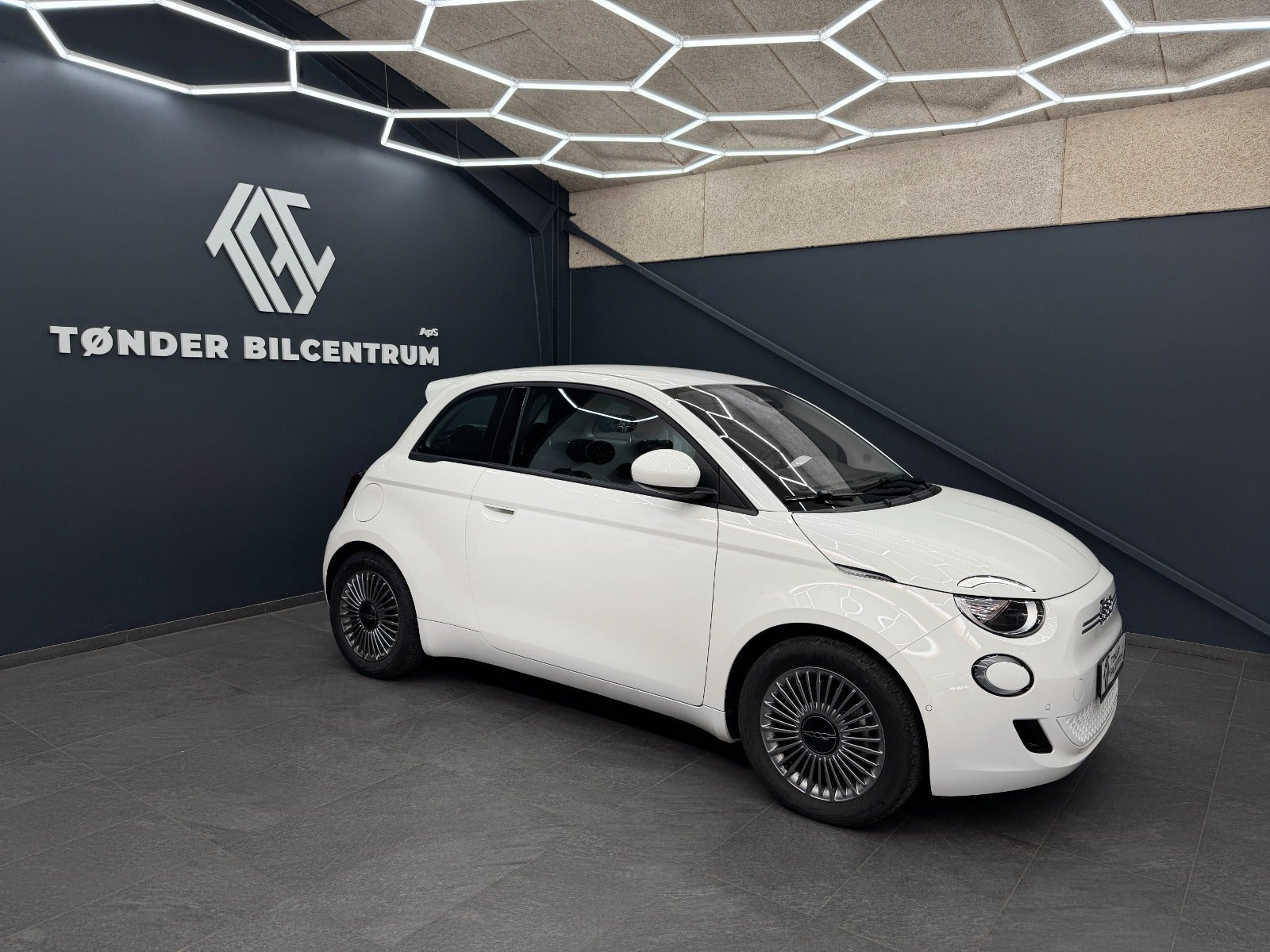 Hvid Fiat 500e fra 2023