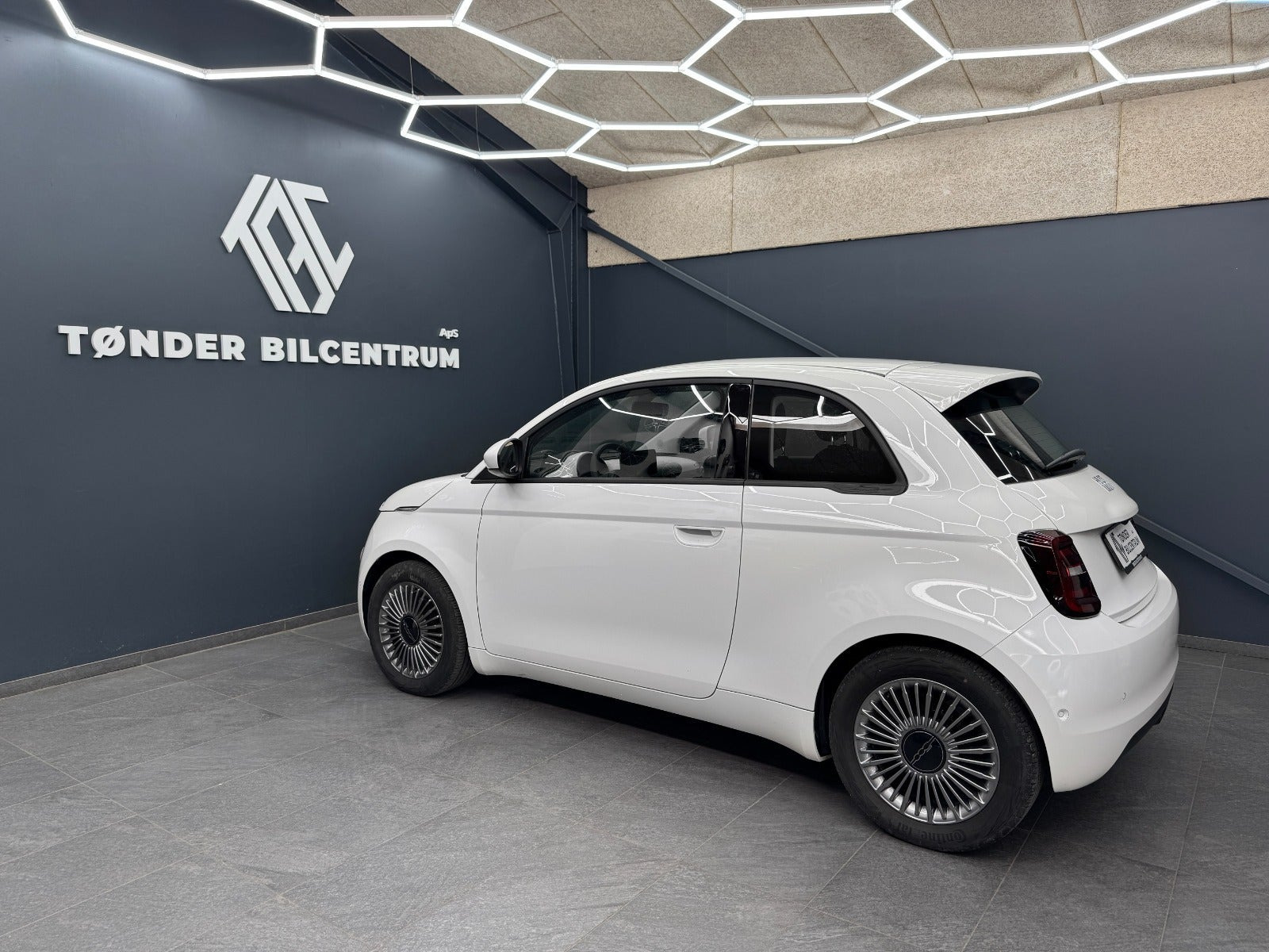 Hvid Fiat 500e fra 2023