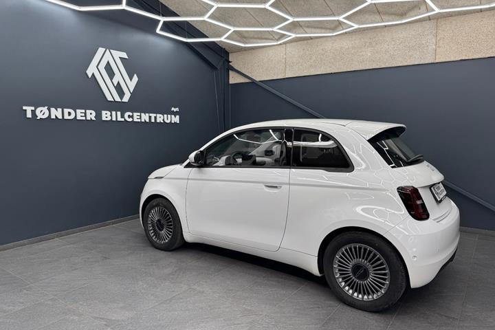 Hvid Fiat 500e fra 2023