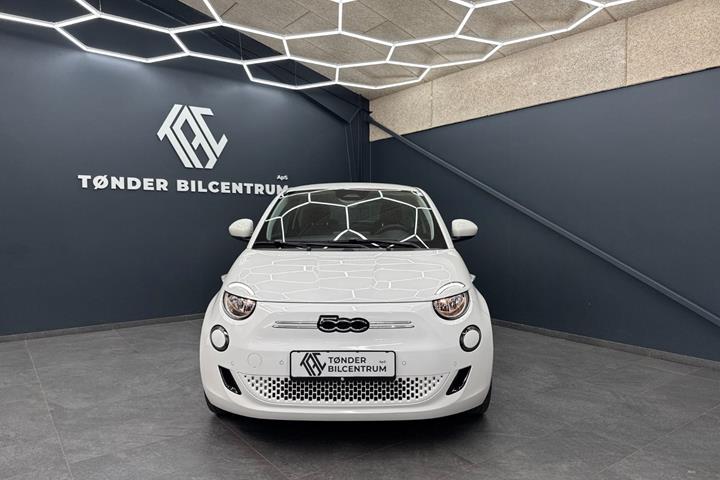 Hvid Fiat 500e fra 2023