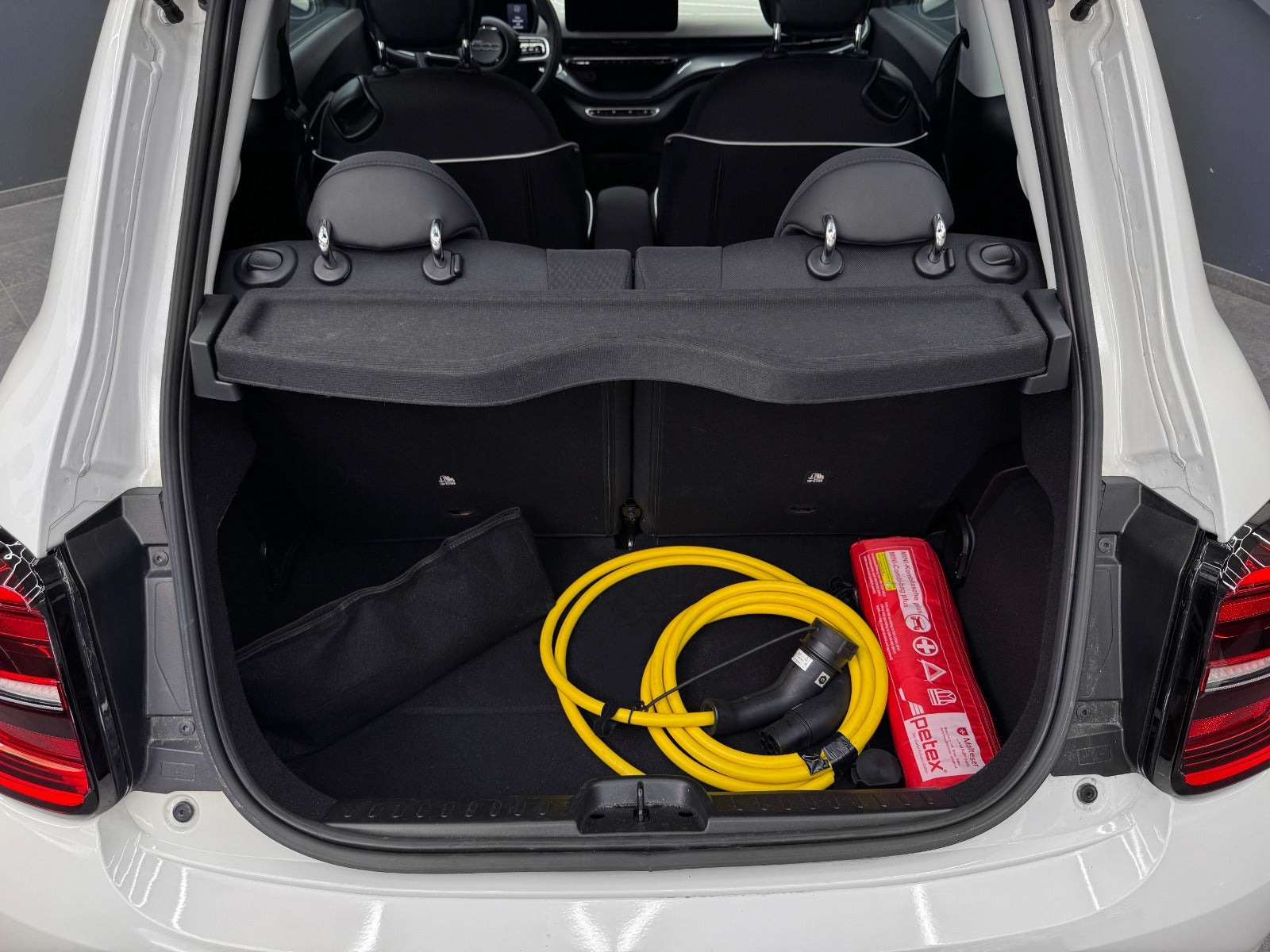 Hvid Fiat 500e fra 2023