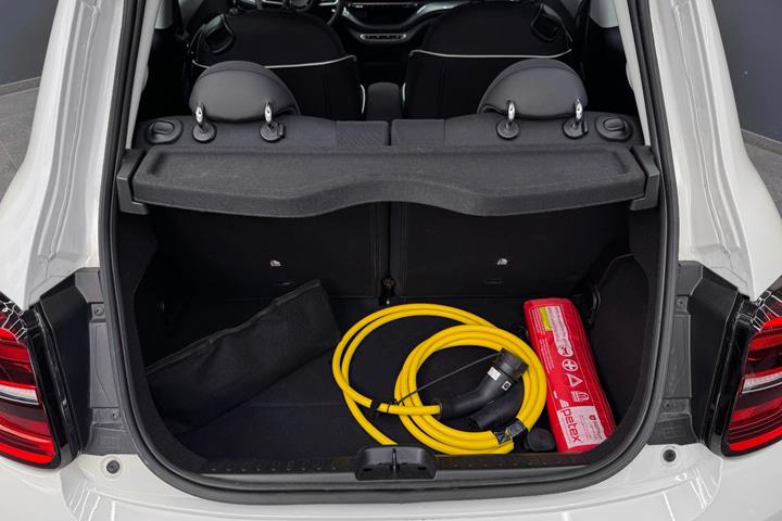 Hvid Fiat 500e fra 2023