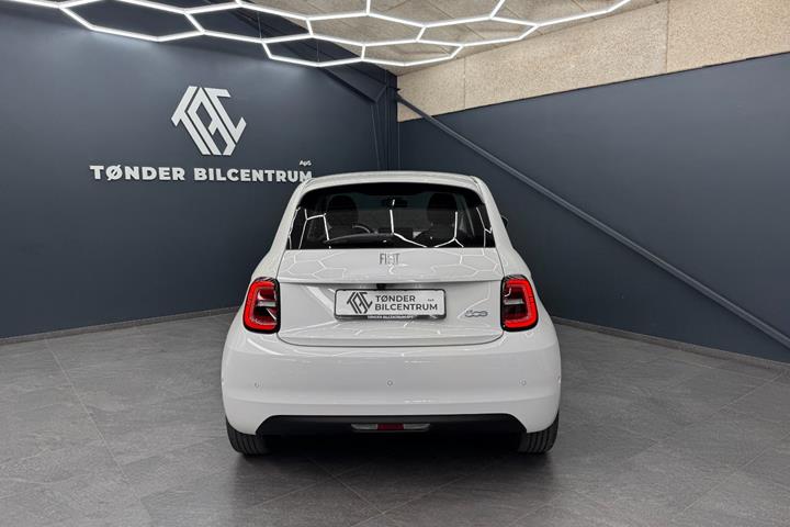 Hvid Fiat 500e fra 2023