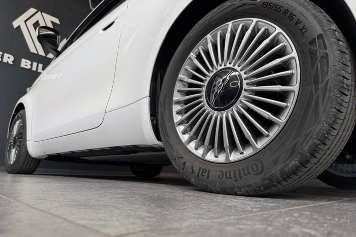 Hvid Fiat 500e fra 2023