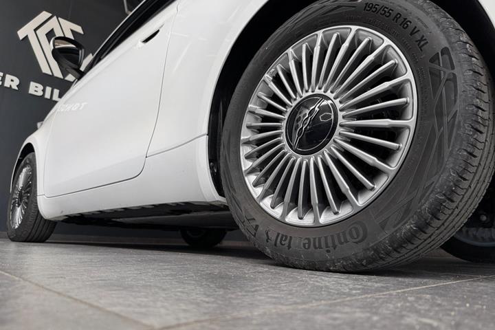 Hvid Fiat 500e fra 2023