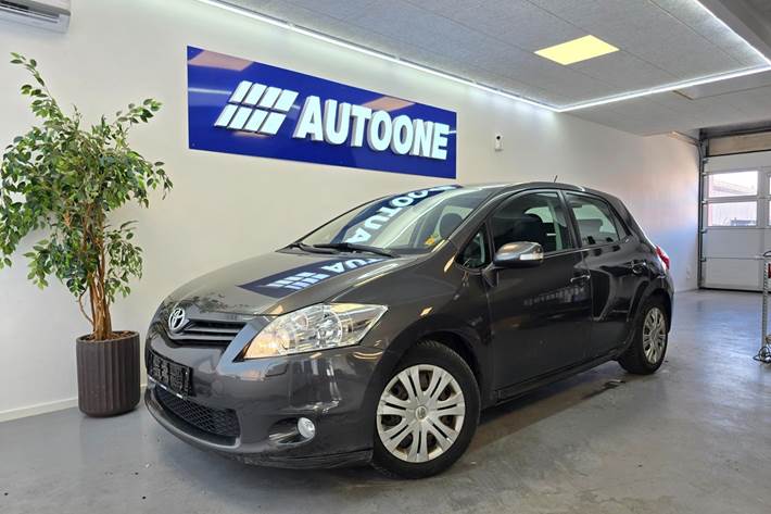 Grå Toyota Auris fra 2011