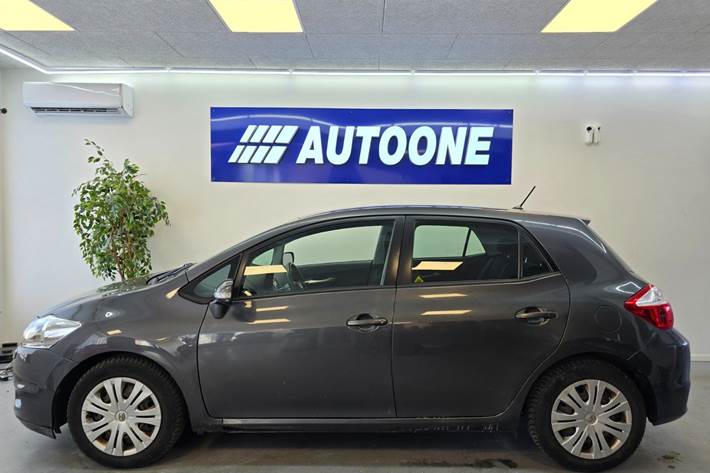 Grå Toyota Auris fra 2011