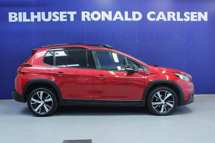 Rød Peugeot 2008 fra 2018