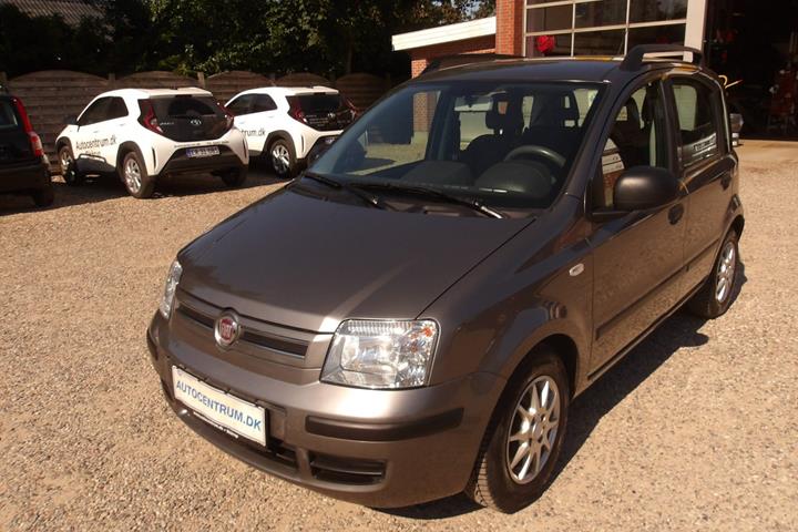 Grå Fiat Panda fra 2012 set udefra