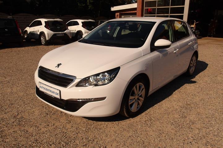 Hvid Peugeot 308 fra 2016 set udefra