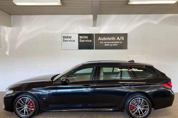 Sort BMW 530e fra 2021
