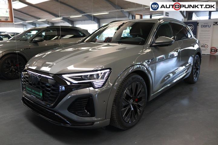 Grå Audi Q8 e-tron fra 2024 set udefra