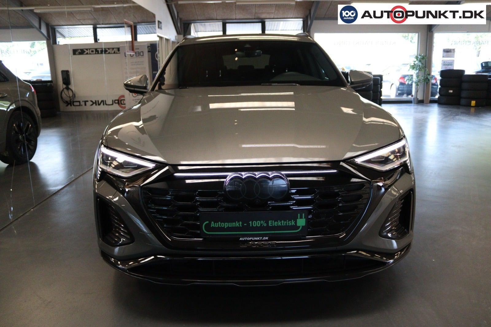 Grå Audi Q8 e-tron fra 2024