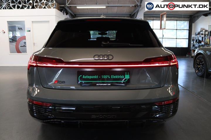 Grå Audi Q8 e-tron fra 2024