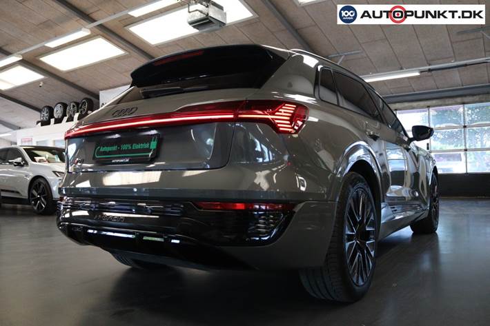 Grå Audi Q8 e-tron fra 2024