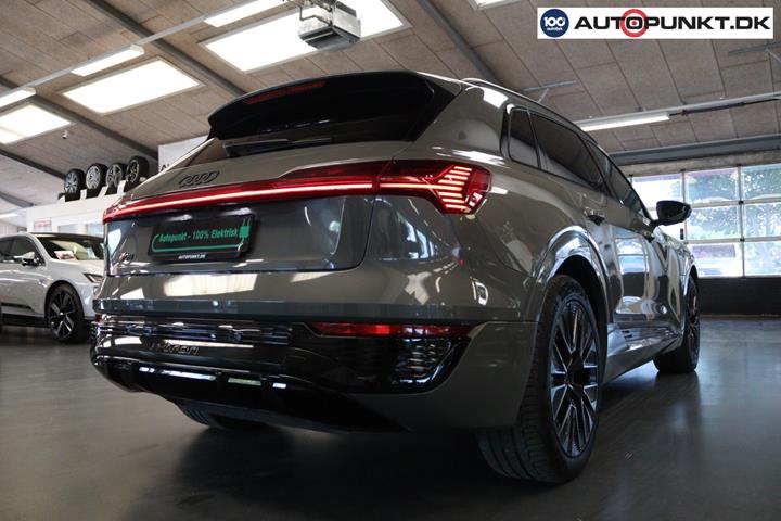 Grå Audi Q8 e-tron fra 2024