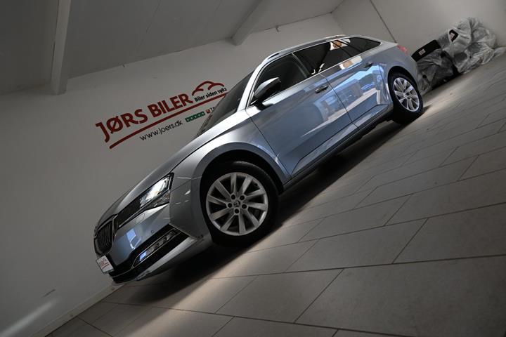 Grå Skoda Superb fra 2021