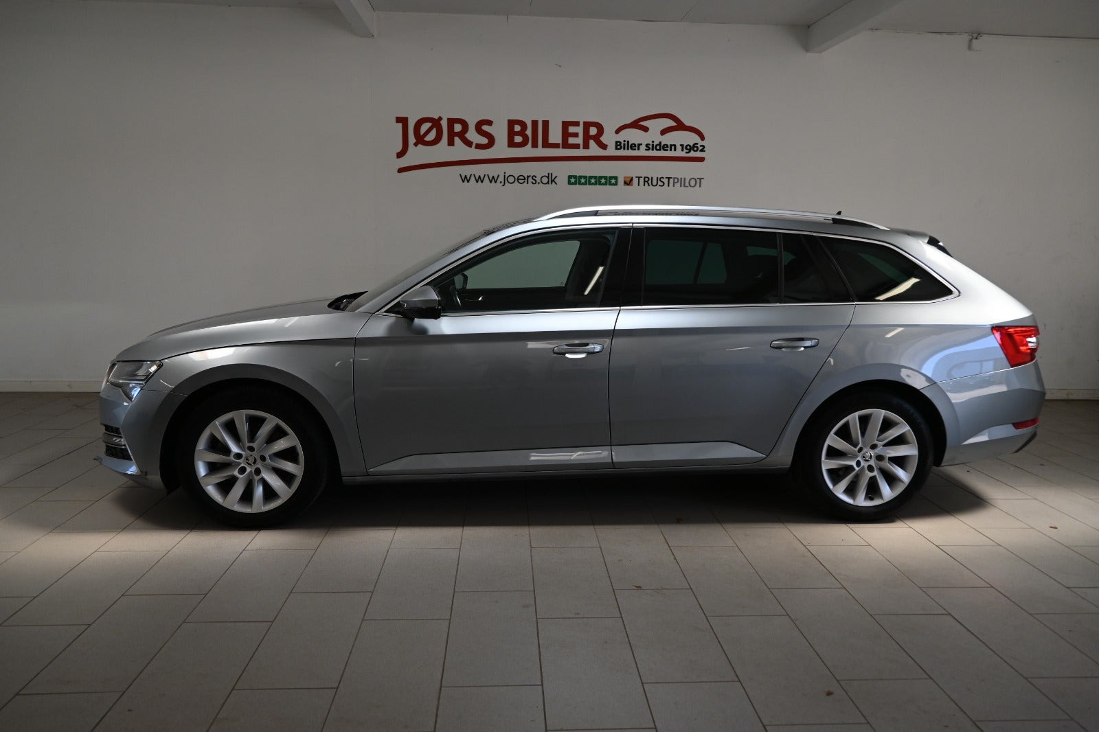 Grå Skoda Superb fra 2021