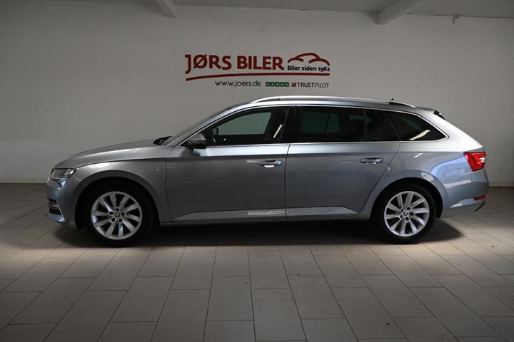 Grå Skoda Superb fra 2021