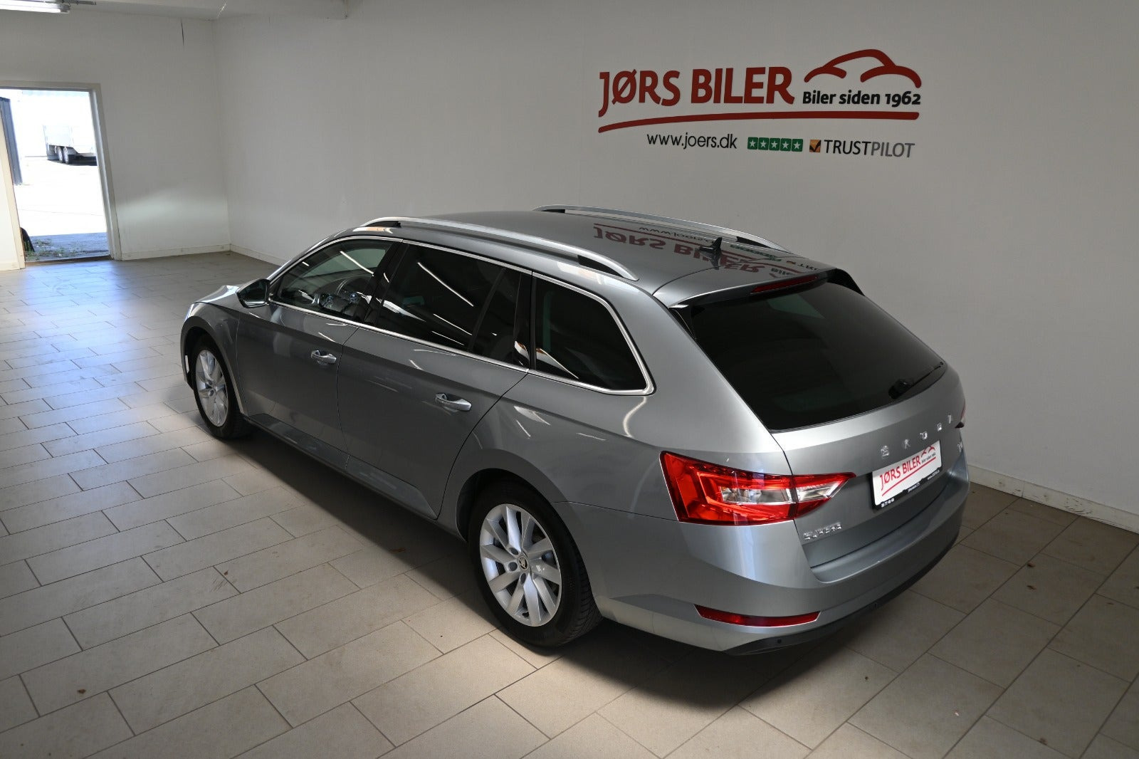 Grå Skoda Superb fra 2021