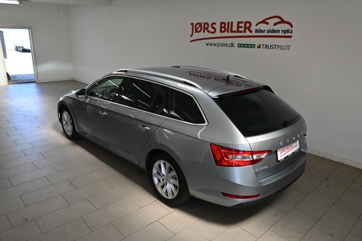 Grå Skoda Superb fra 2021