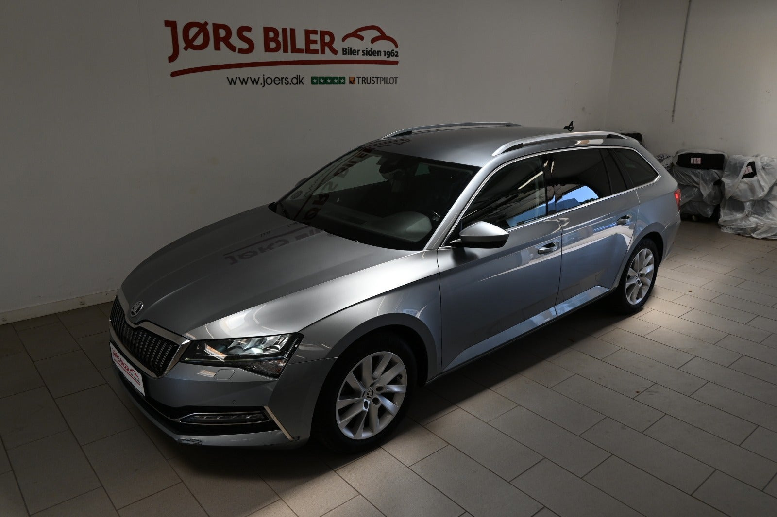 Grå Skoda Superb fra 2021